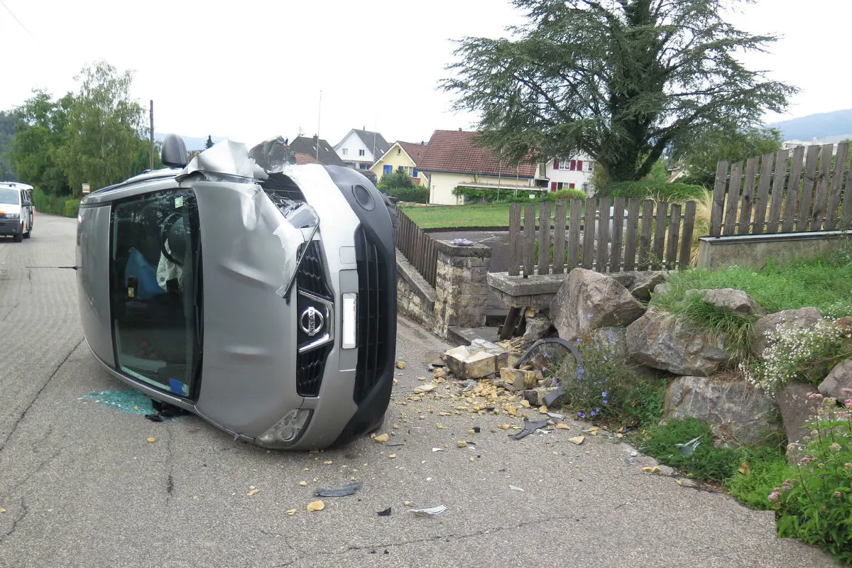 Nenzlingen BL - Auto kippt bei Kollision mit Mauer um