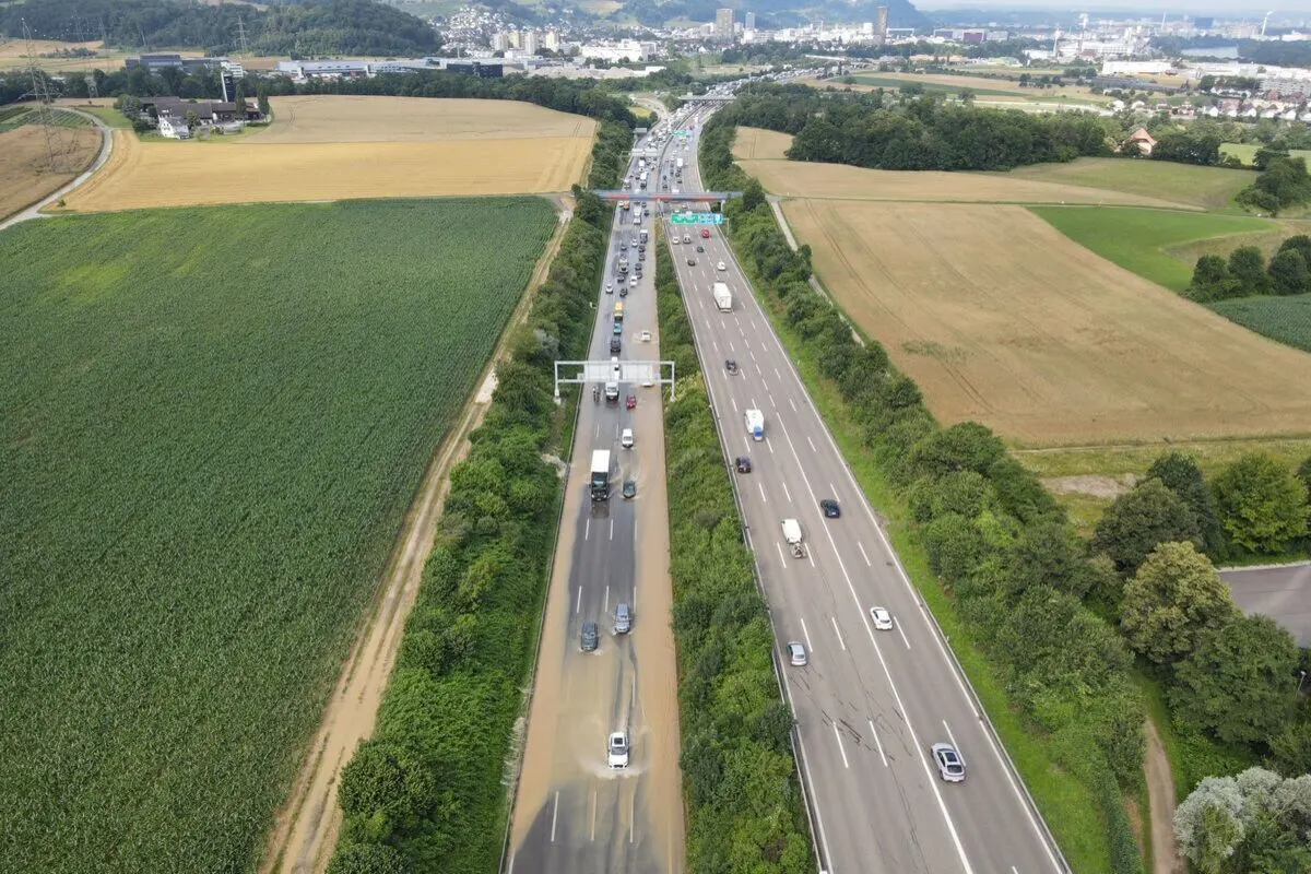 Augst BL - Rauschenbächlein überflutet Teile der A2/A3