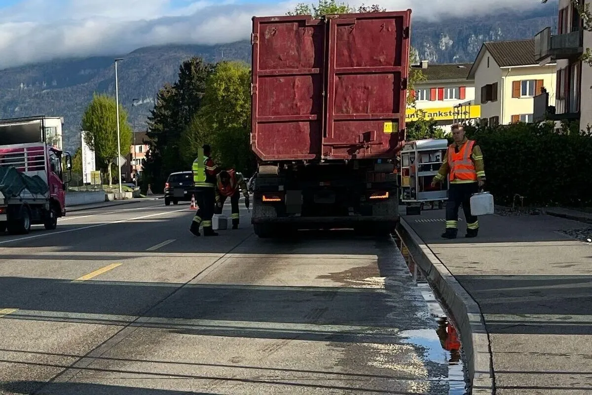Biberist/Gerlafingen SO – Lastwagen verliert Diesel - Solothurnstrasse gesperrt