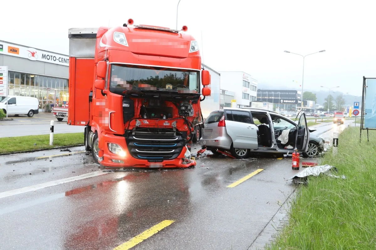 St.Gallen - Zweimal Totalschaden nach heftiger Kollision zwischen Lastwagen und Auto - eine Person schwer verletzt!