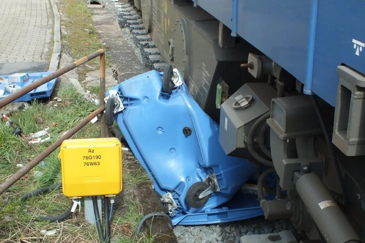 Osnabrück -  Züge kollidieren mit Müllcontainer und Baum 