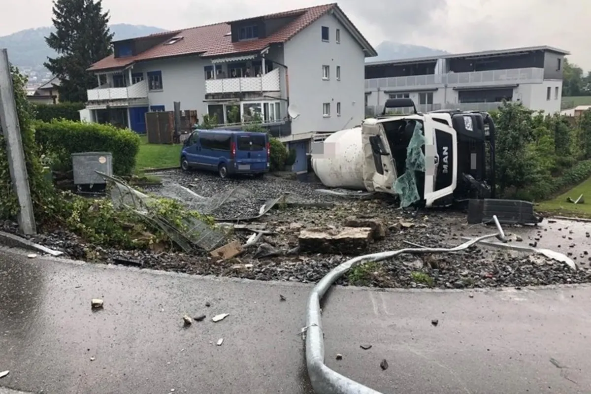 Lostorf SO - Betonmischer auf Seite gekippt - Fahrer musste aus Kabine befreit werden