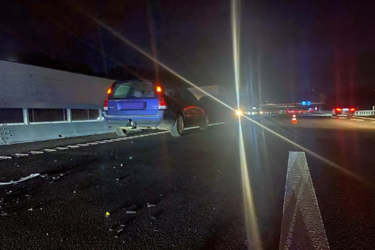 Autobahn A4 ZG - Sachschaden nach Unfall 