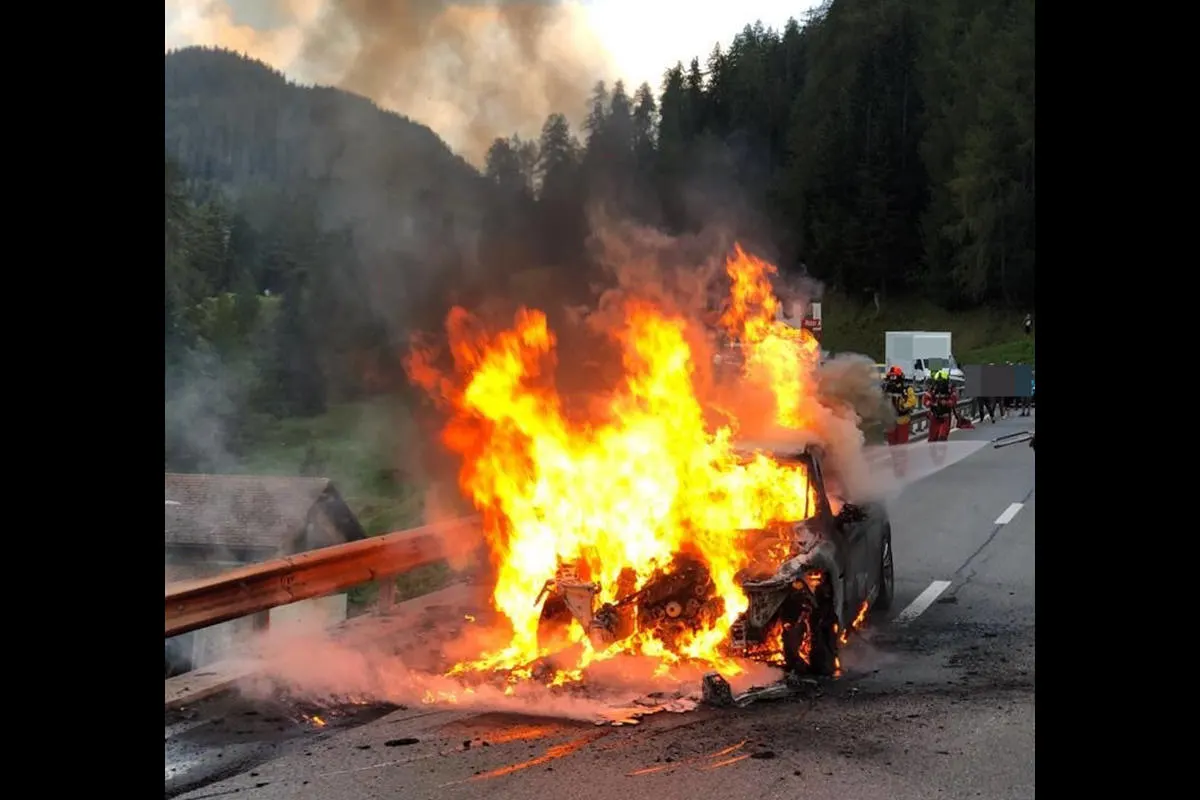 Brand bei Mulegns GR – Personenwagen brennt vollständig aus