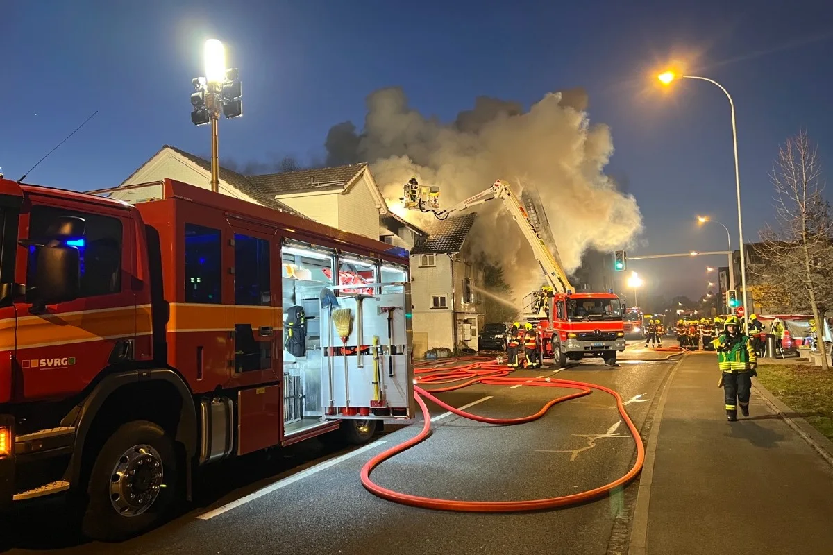 Vollbrand  in Gossau SG - Mehrfamilienhaus von den Flammen zerstört