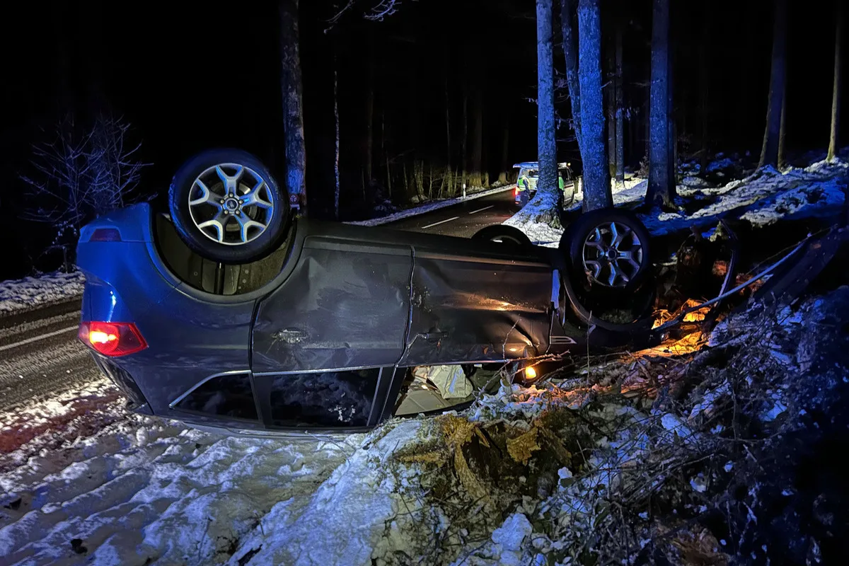 Zofingen AG – Auto kollidiert mit Baumstrunk und überschlägt sich 