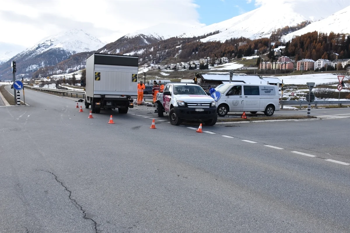 Zuoz GR - Lieferwagen wird bei Unfall  in einen Kleinbus geschleudert