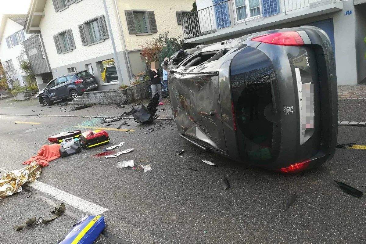 Drama in Vordemwald AG - Auto uberschlägt sich und erwischt eine Fahrradlenkerin die schwer verletzt wird!