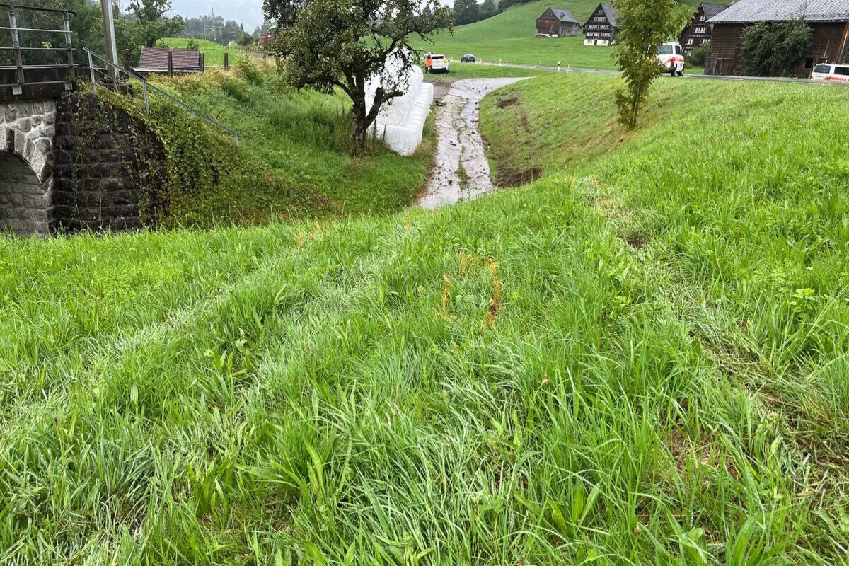 Ebnat-Kappel SG - Auto fliegt bei Unfall über Fussweg