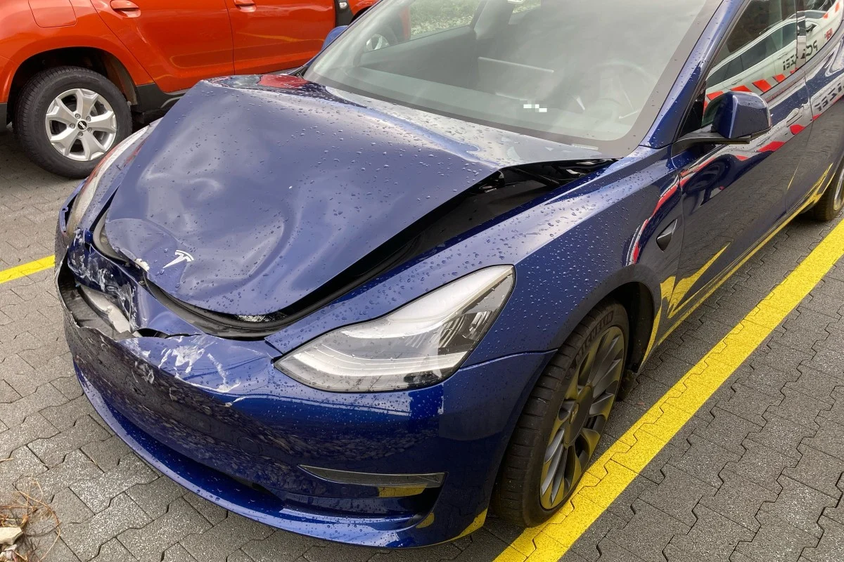 Niederurnen GL - Unfall auf der A3 mit erheblichem Sachschaden