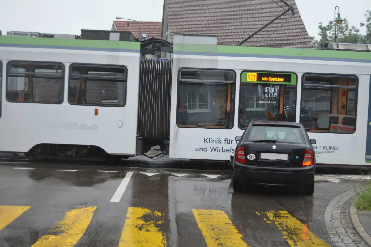 Speicher AR - Auto touchiert Zug