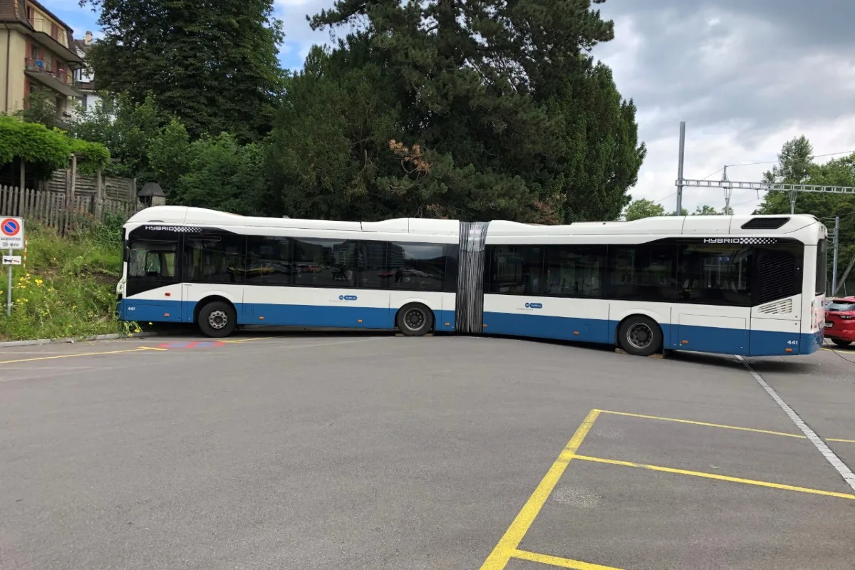 Wollishofen ZH - Gelenkbus verunfallt heute beim Wendemanöver