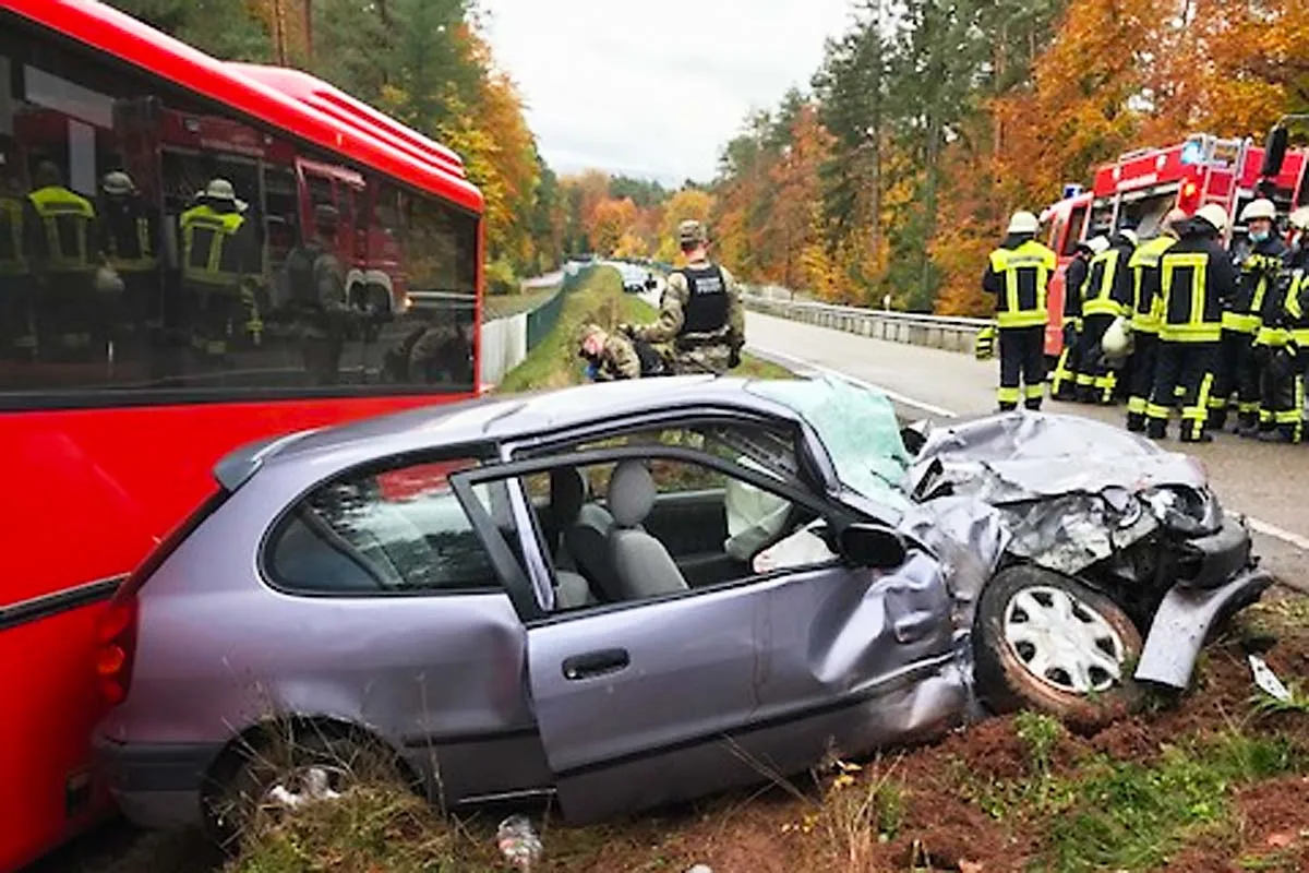 Heftiger Crash in Rodenbach - Auto kracht frontal mit Schulbus zusammen