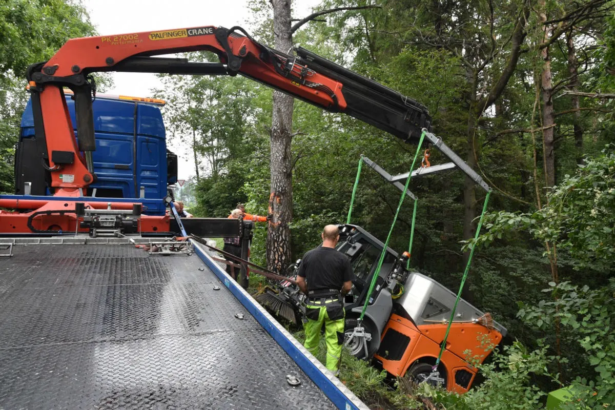 Balzers FL - Arbeitsfahrzeug von der Strasse gerutscht