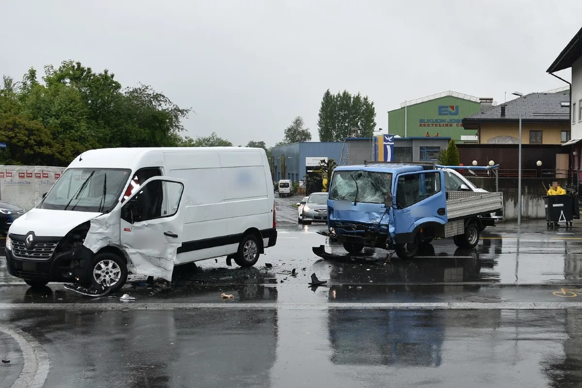 Eschen  FL - Kollision zweier Lieferwagen - zwei Verletzte