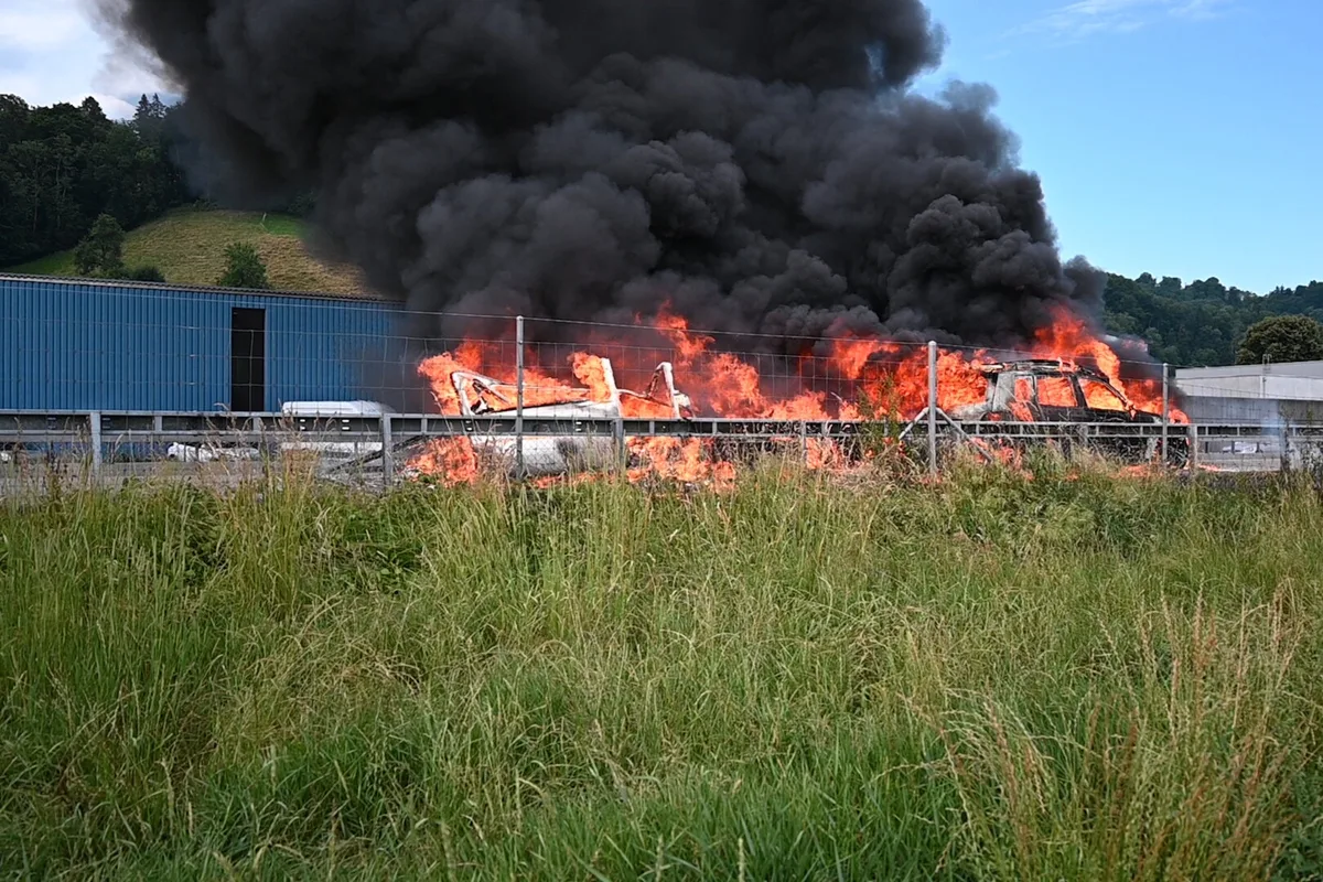 St. Margrethen SG – Enormer Sachschaden - Fahrzeugkombination auf Autobahn in Flammen