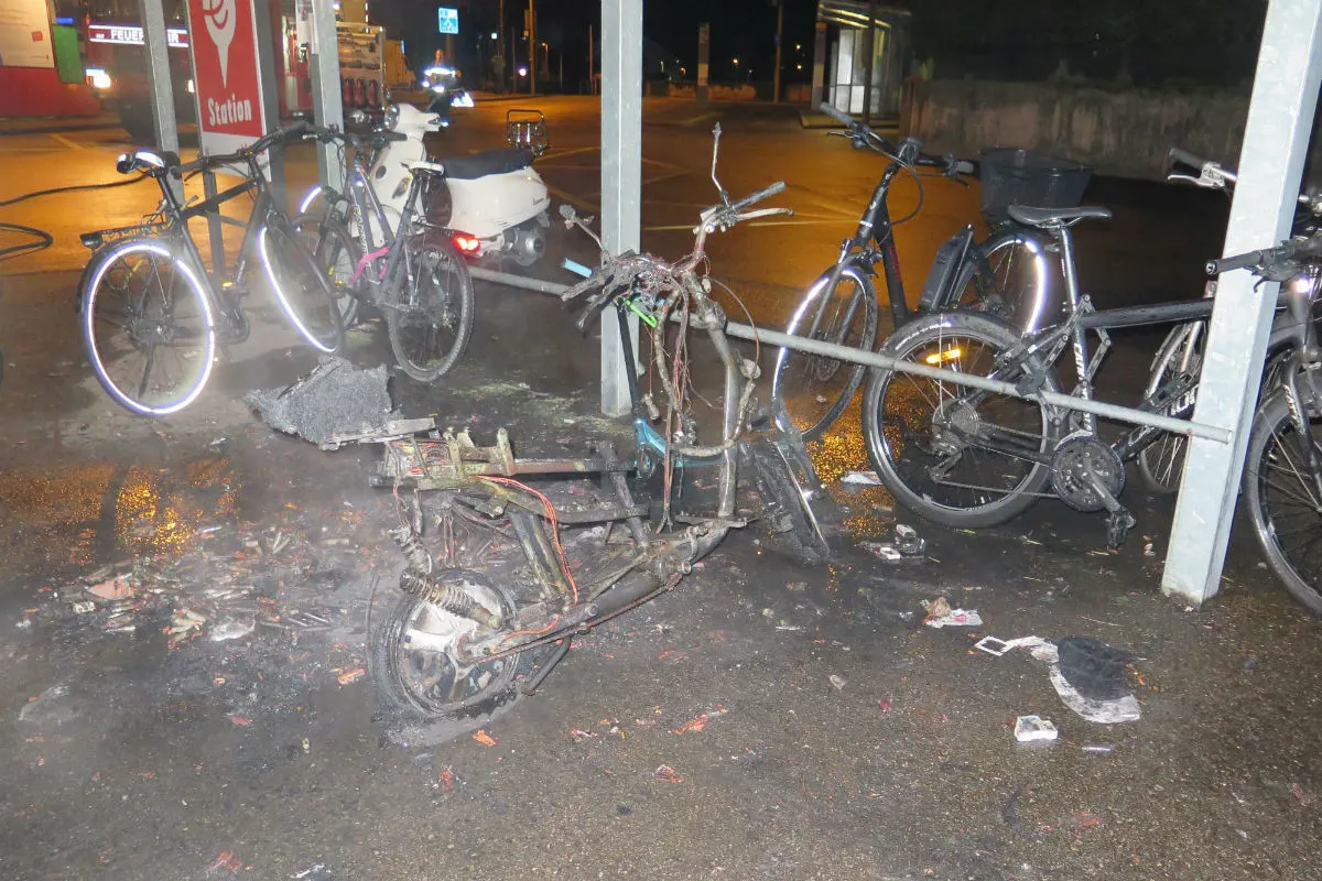 Bottmingen BL - Brand bei Fahrradunterstand - Zeugenaufruf