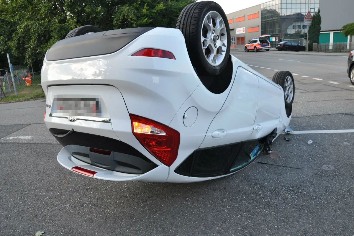 Biberist SO - Auto überschlägt sich nach Kollision