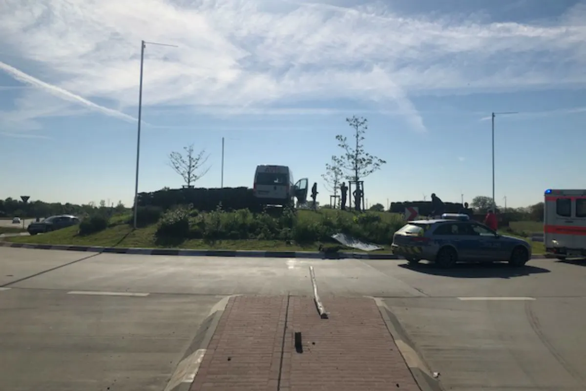 Mit dem Transporter auf Kreisel aufgefahren