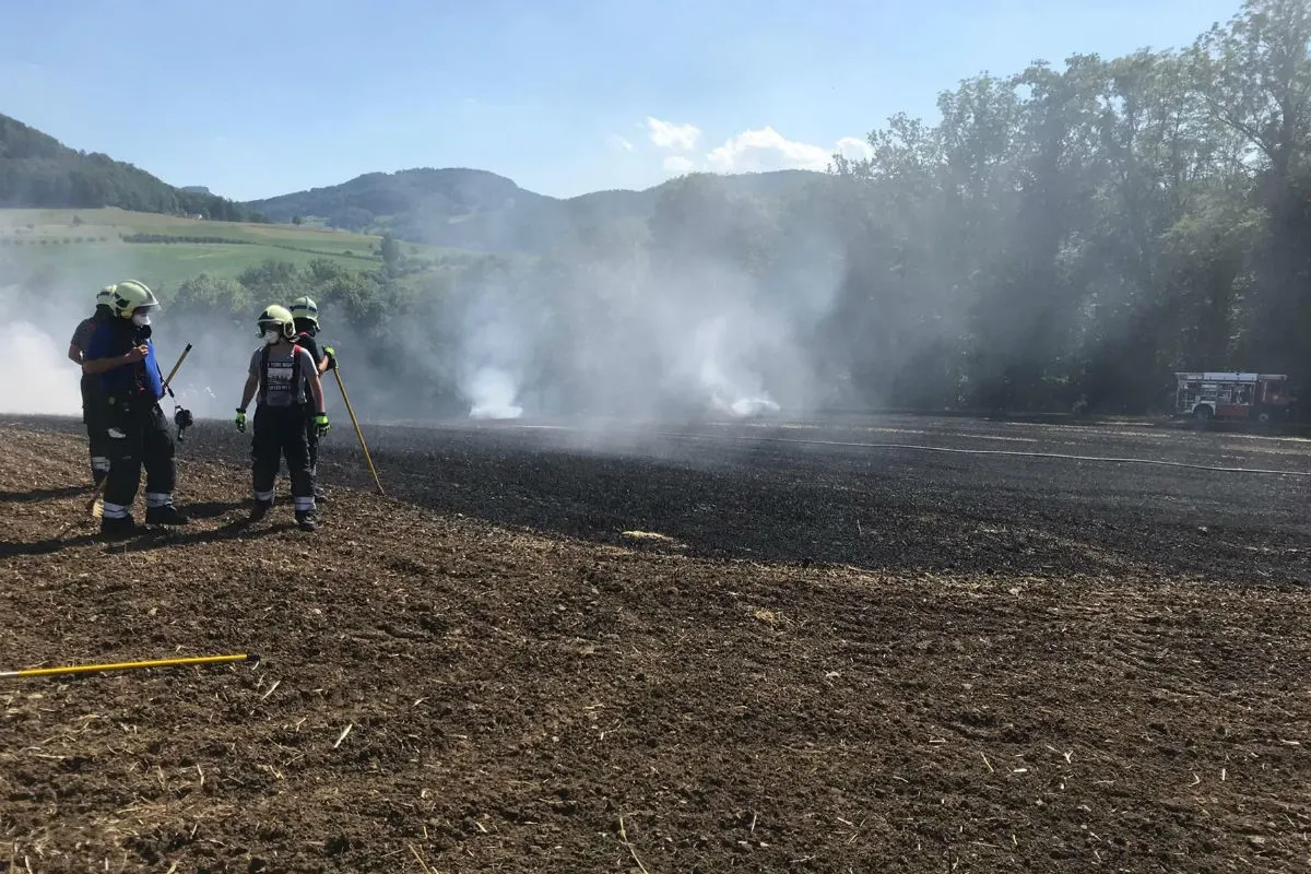 Rümlingen BL - Strohballenpresse und Feld geraten in Brand