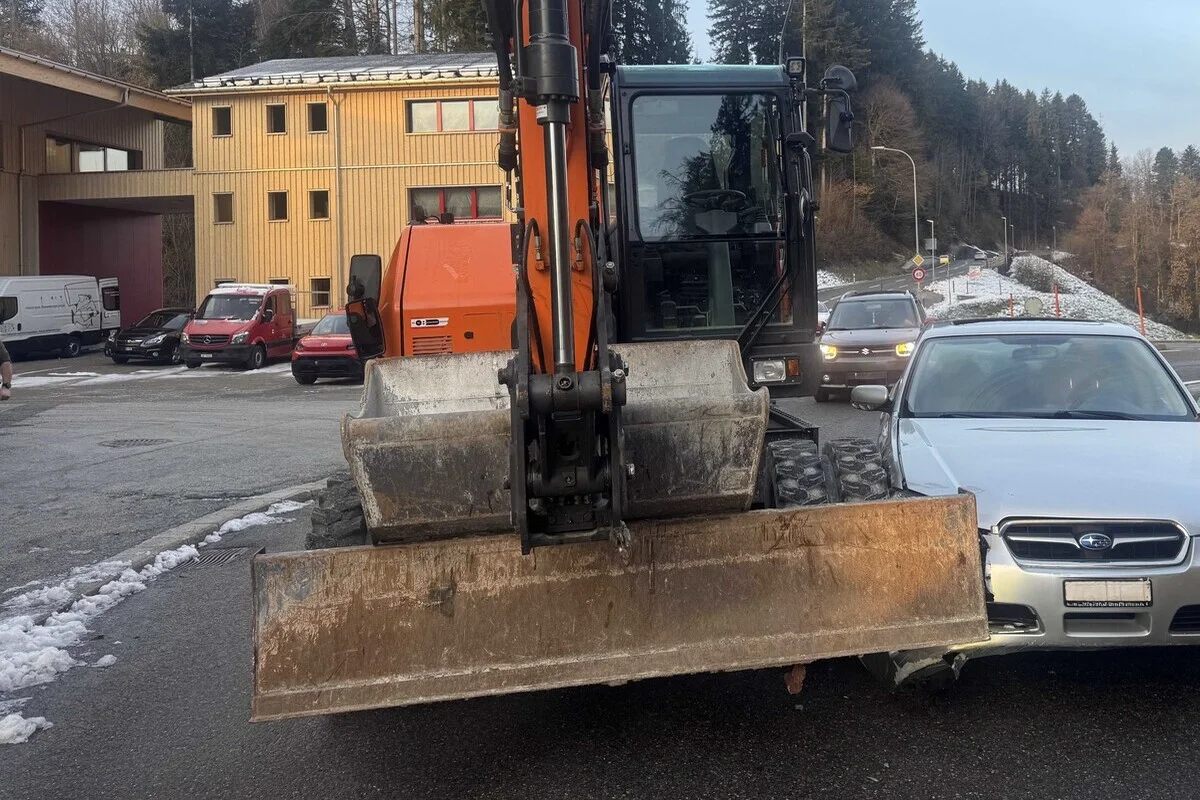 Unfall in Hundwil AR – 92-Jähriger übersieht Radbagger