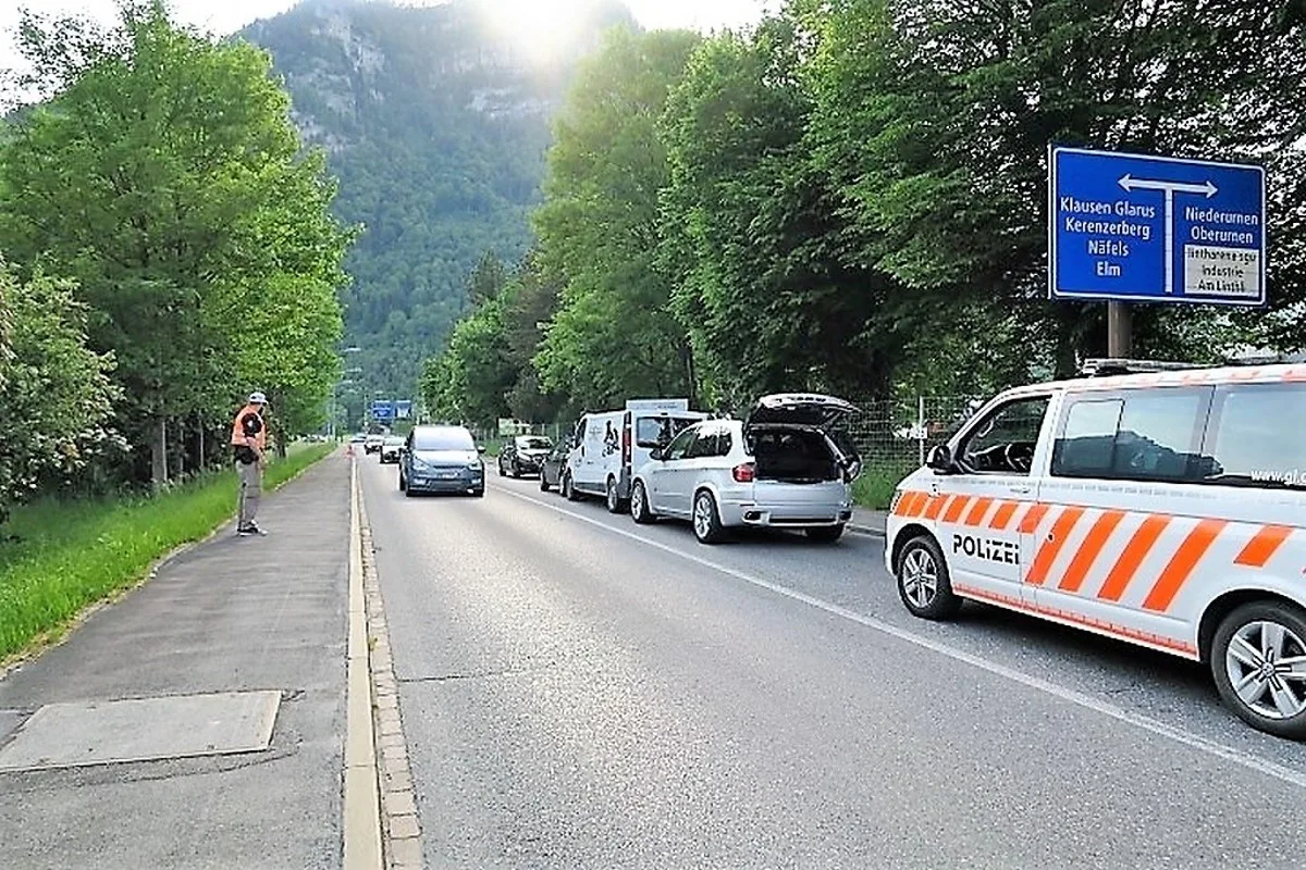 Näfels GL - Zu spät stehende Autos bemerkt