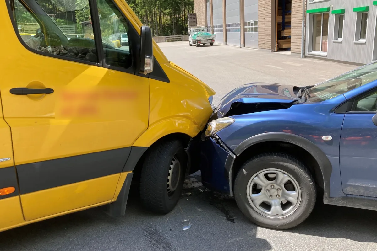 Spiringen UR – Kollision zwischen Lieferwagen und Auto