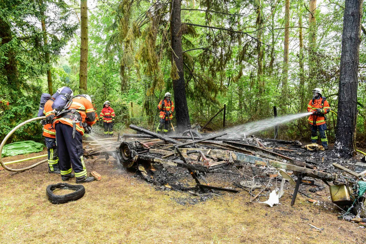 Simmozheim – Wohnwagenbrand im Wald