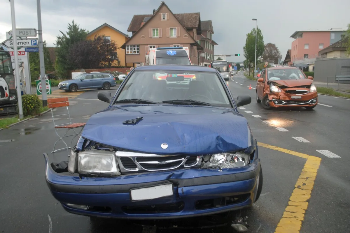 Emmen LU - Mann bei Kollision von zwei Autos erheblich verletzt