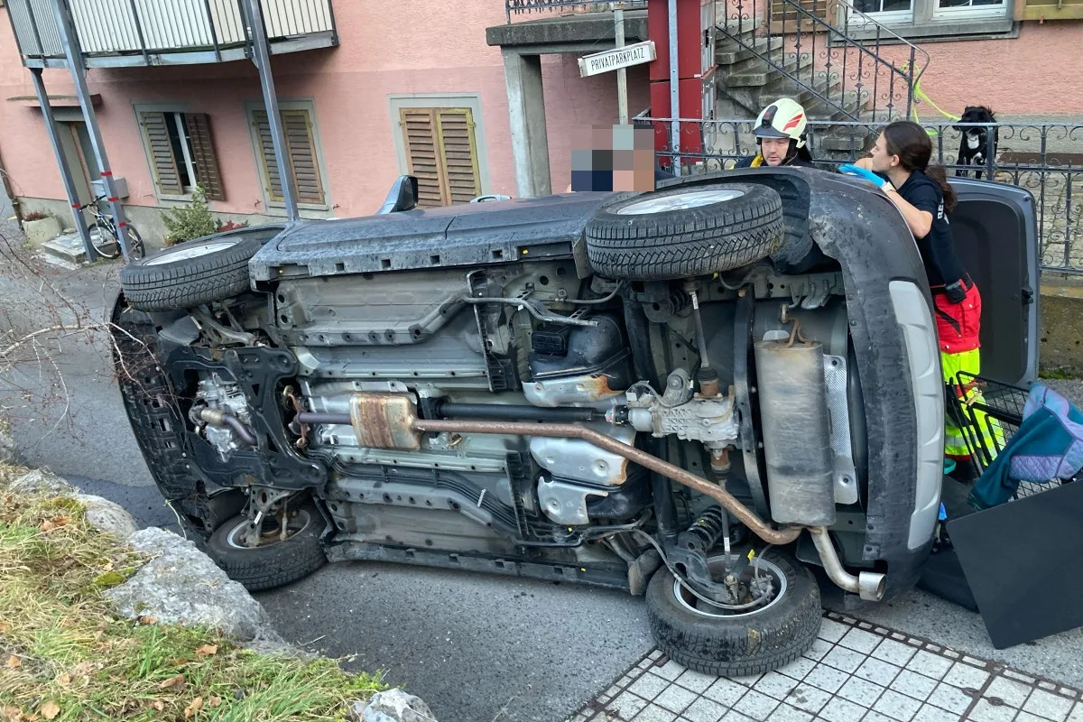Mollis GL - Spektakulärer Selbstunfall beim Linthdamm endet glimpflich