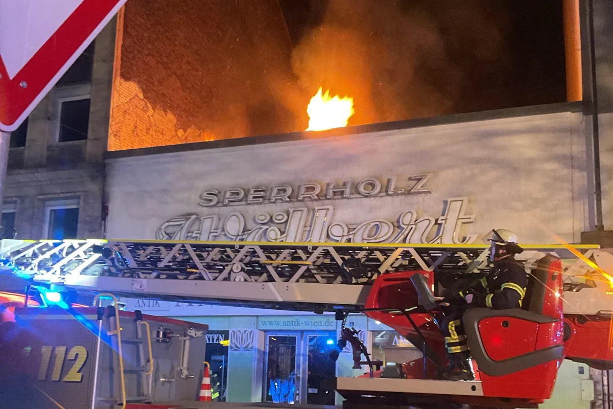 Dortmund – Nächtlicher Brand in Geschäftshaus