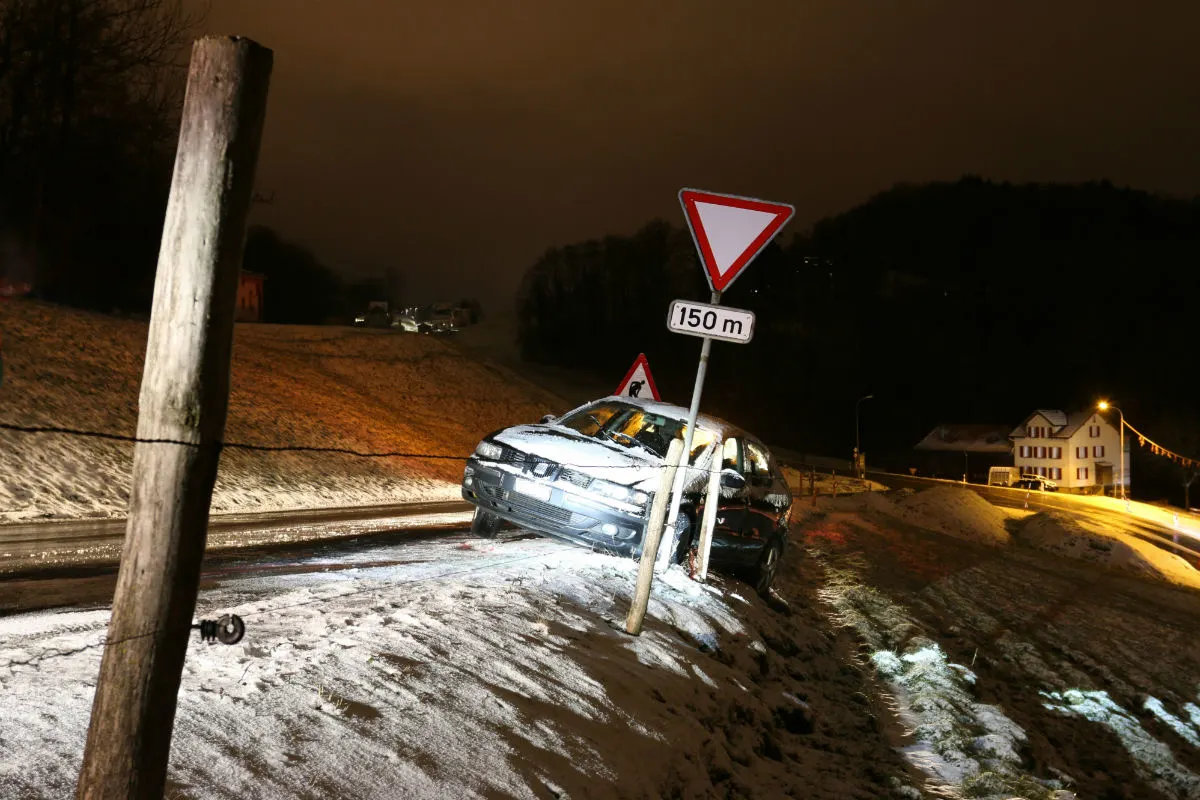 St. Gallen SG - Auto gerät ins Schleudern