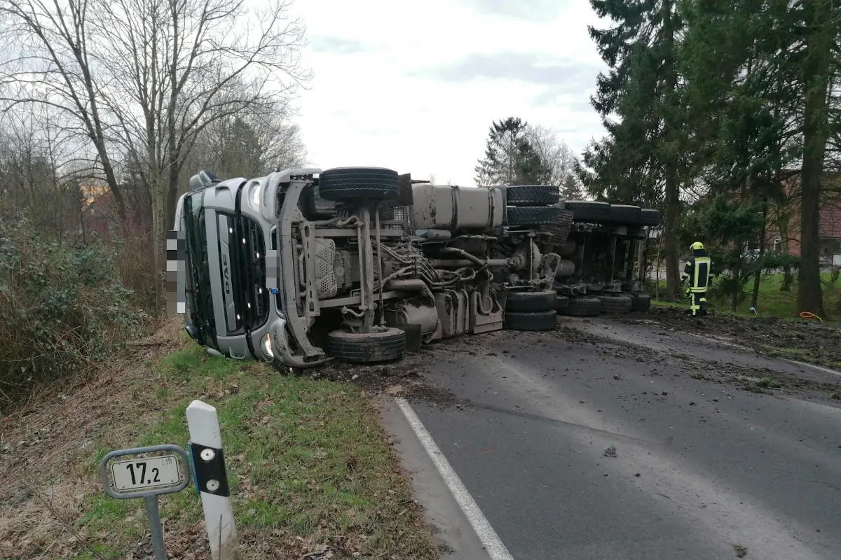 Stade –Sattelzug stürzt auf Landesstraße in Drochtersen um