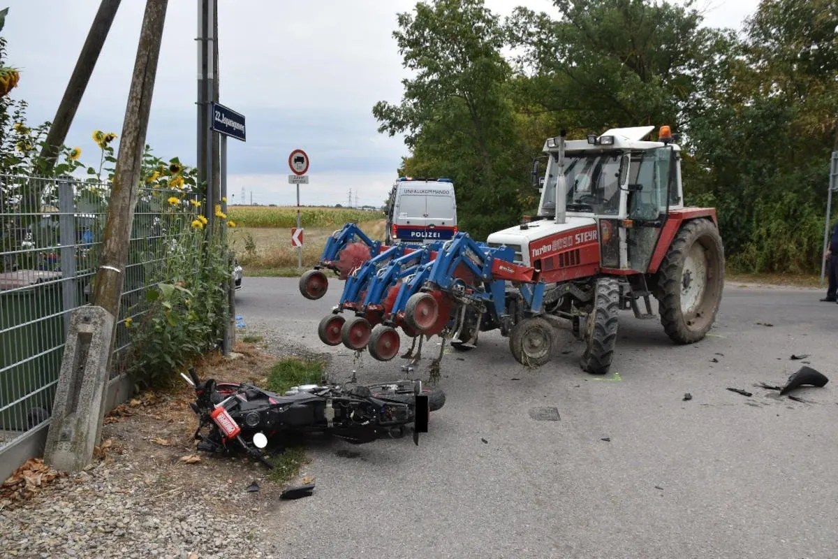 Wien – Motorradfahrer kollidiert mit Traktorpflug