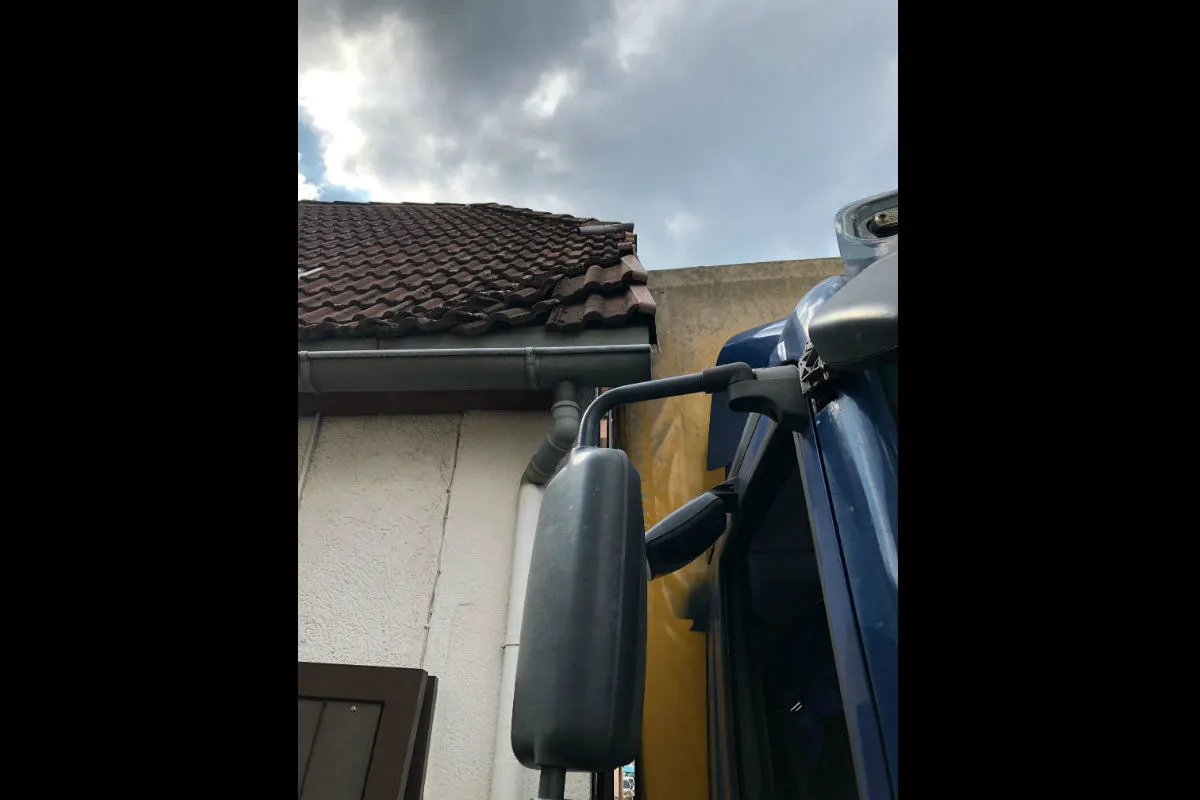 Edenkoben - LKW hebt Dach an