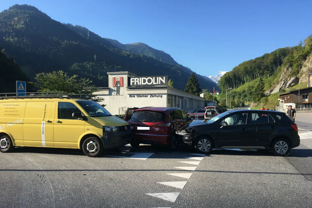 Schwanden GL - Beim Abbiegen Fahrzeug übersehen