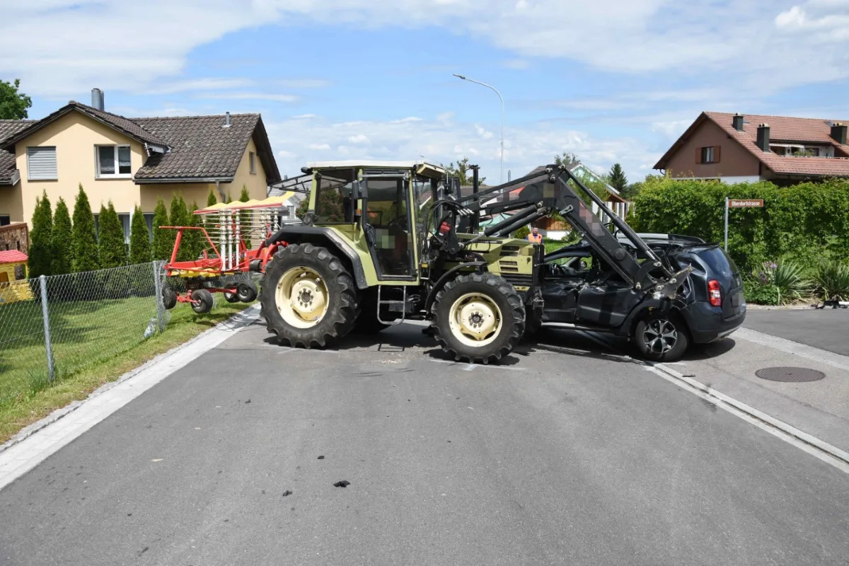 Niederbüren SG - Spektakulärer Unfall zwischen Traktor und Auto endet glimpflich
