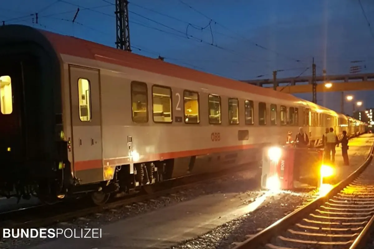 Kollision von Personenzug und Entsorgungsfahrzeug