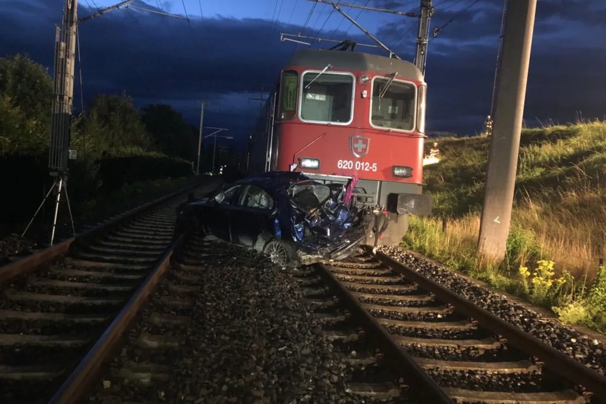 Rätselhafter Unfall in Altendorf SZ  - Auto landet nach Unfall auf Zugstrecke - lebensbedrohlich verletzte Person in Pfäffikon gefunden