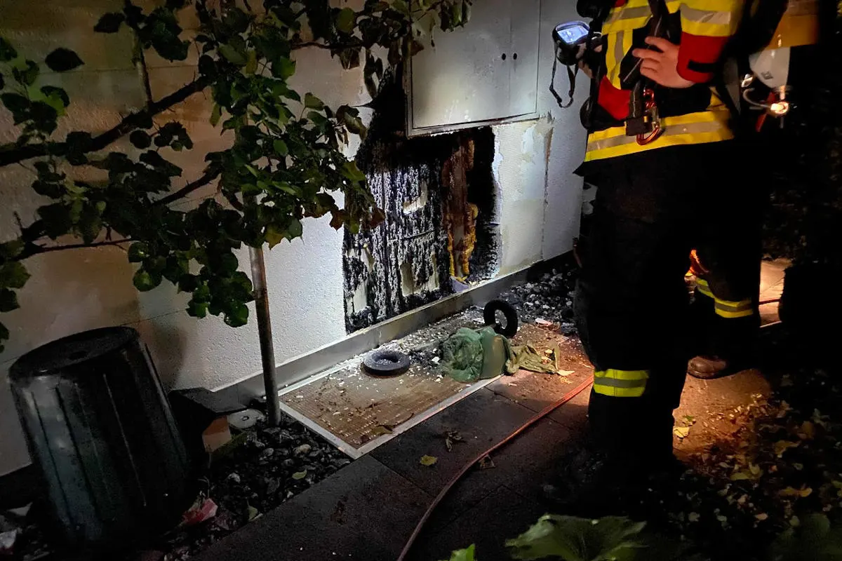 Steinhausen ZG – Grüncontainer durch Flammen zerstört