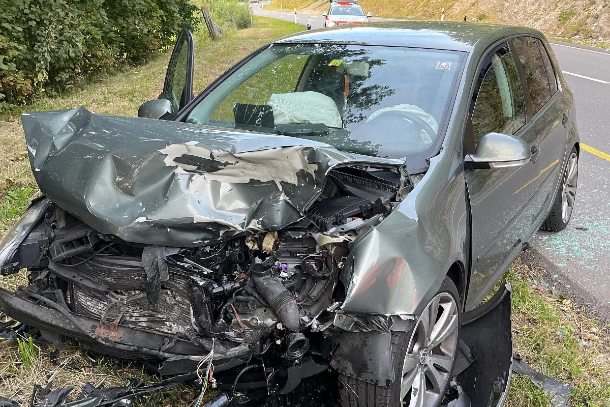 Unfall in Läufelfingen BL - Heftige Frontalkollision zwischen zwei Personenwagen – drei Personen schwer verletzt