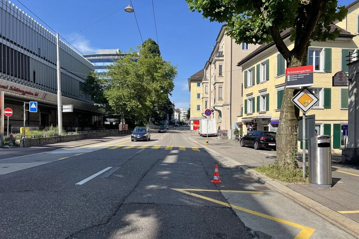 St.Gallen - E-Biker mit Lieferwagen kollidiert