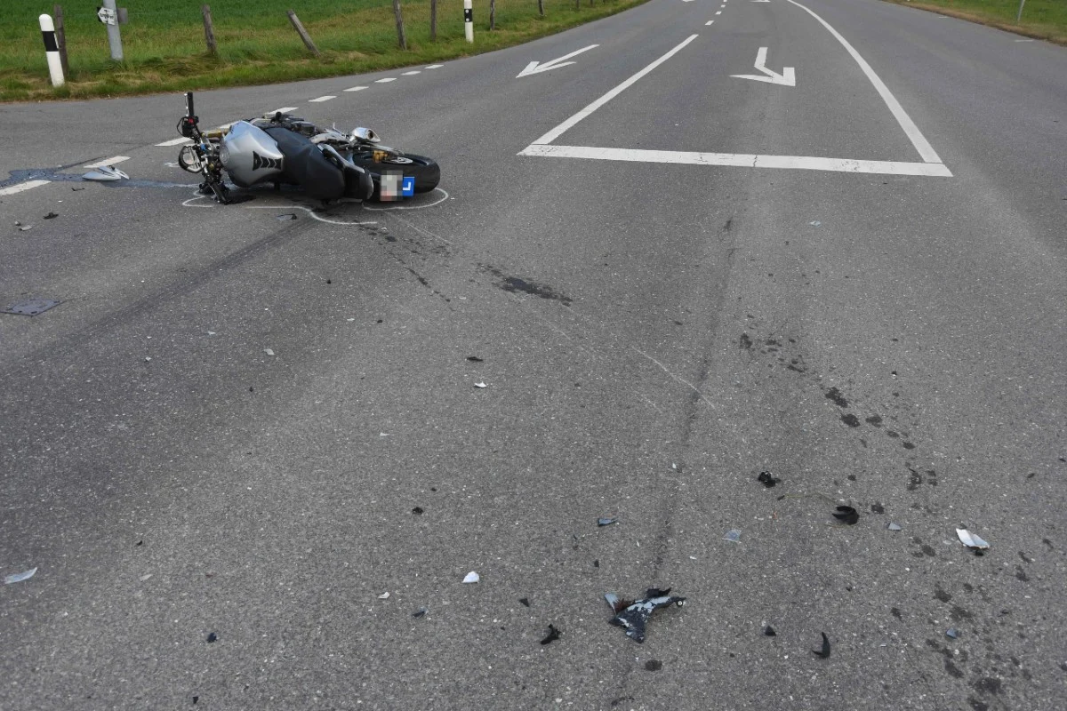 Tragische Kollision in Vilters SG  - 34-Jähriger Motorradfahrer schwer verletzt