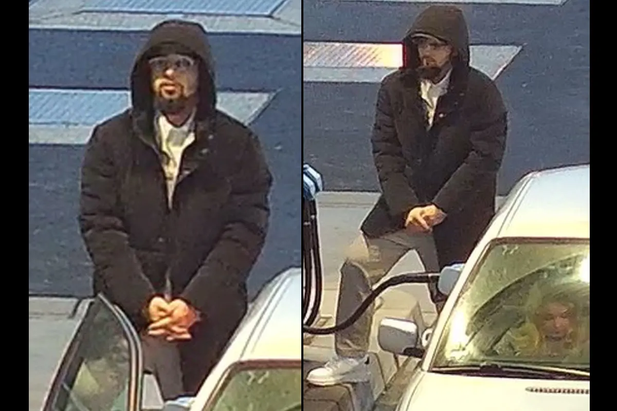 Ein Mann mit Kapuze steht neben einem Auto an einer Tankstelle. Die Aufnahme scheint von einer Überwachungskamera zu stammen.
