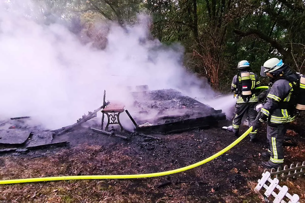 Gevelsberg - Feuerwehr bekämpft Gartenlaubenbrand