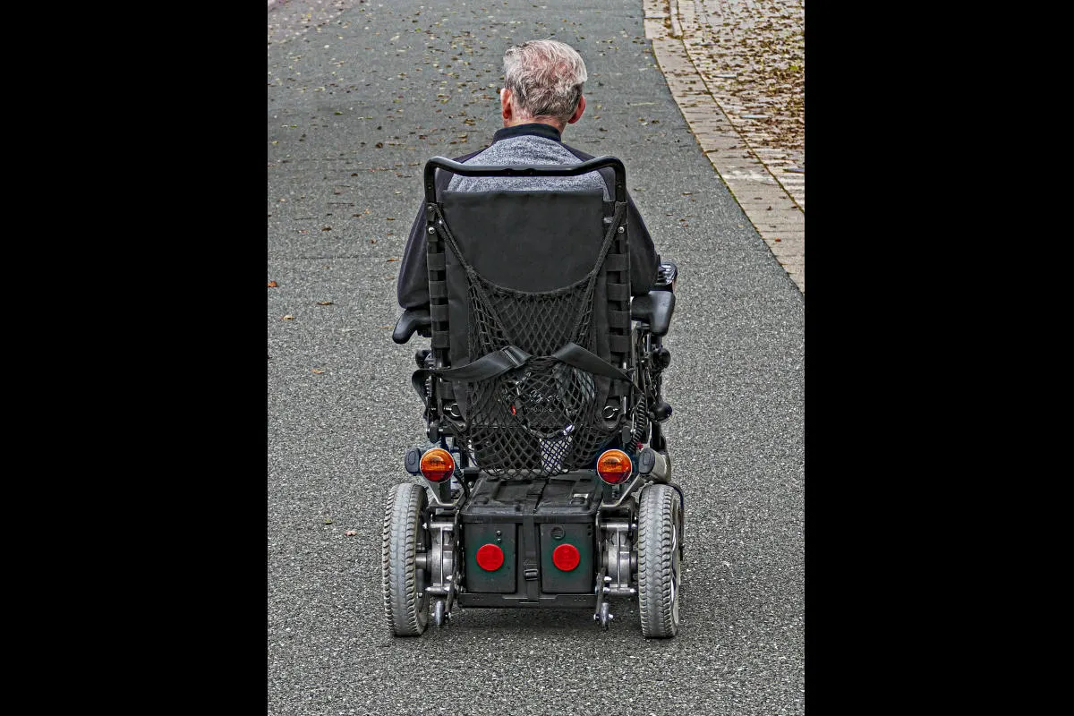 Lörrach - Rollstuhlfahrer auf Abwegen - Autofahrer verhindert gefährliche Fahrt