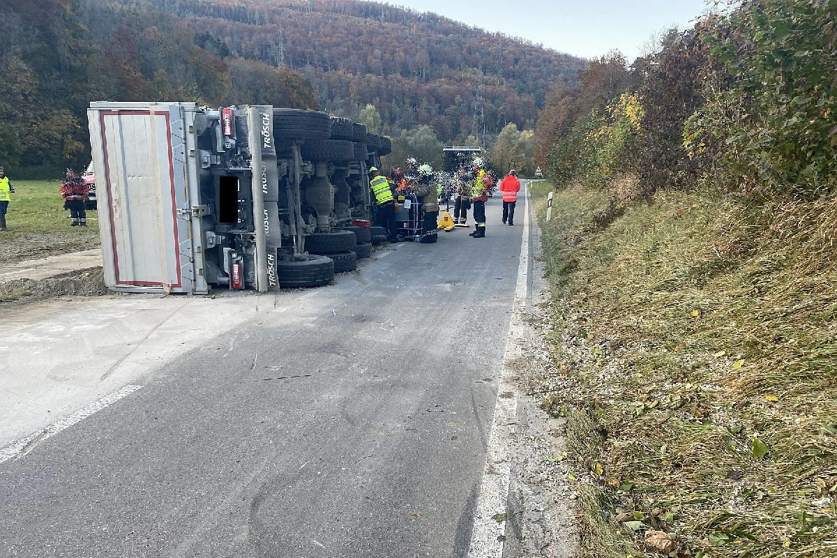 Reigoldswil BL – Lastwagen kommt von der Strasse ab und kippt auf die Seite