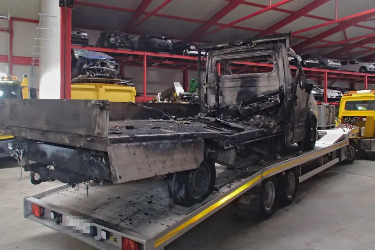 Oberentfelden/A1 AG - Lieferwagen brennt aus!