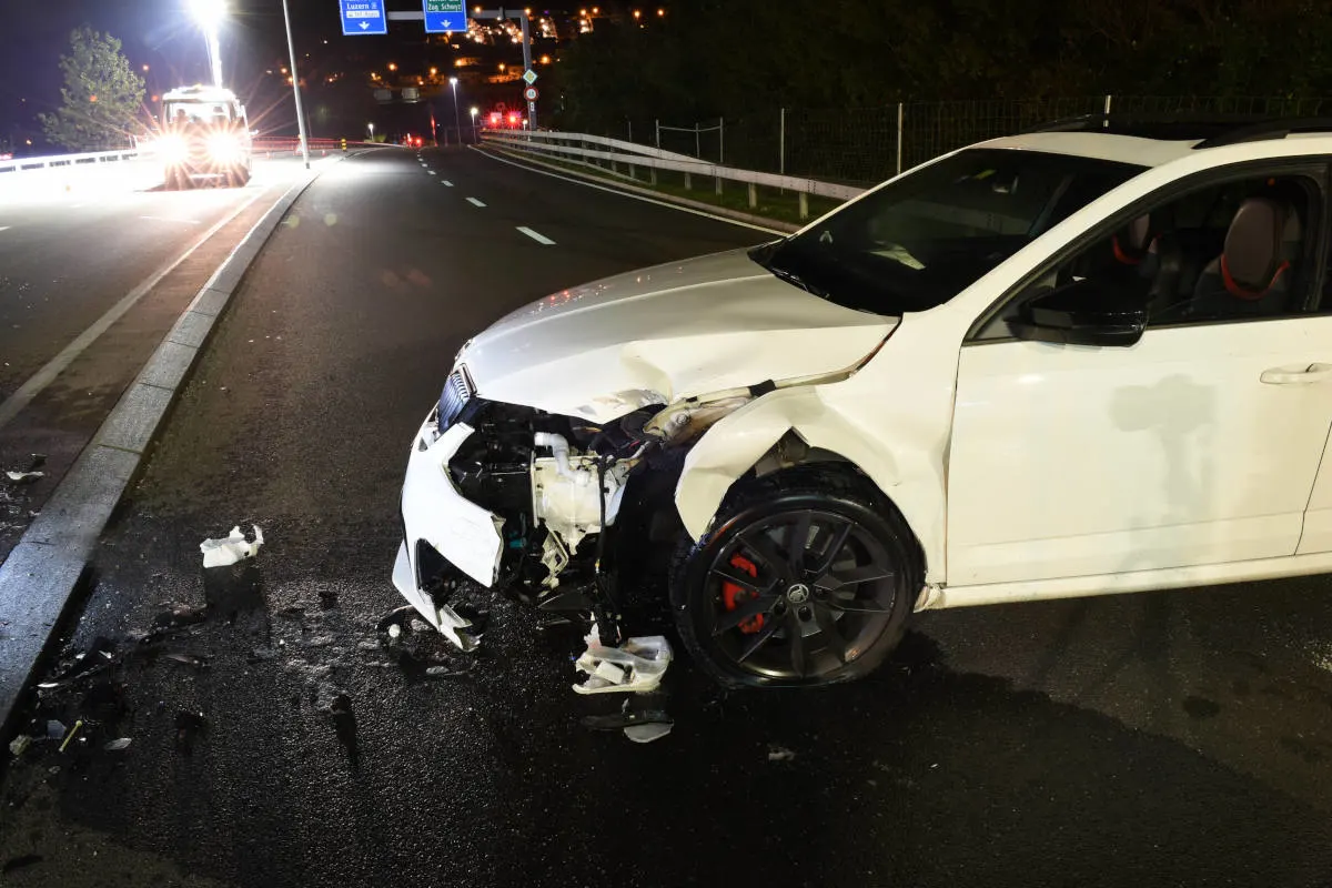 Emmenbrücke und Gisikon LU – Eine stark alkoholisierte Autofahrerin fährt gegen Beleuchtungskandelaber