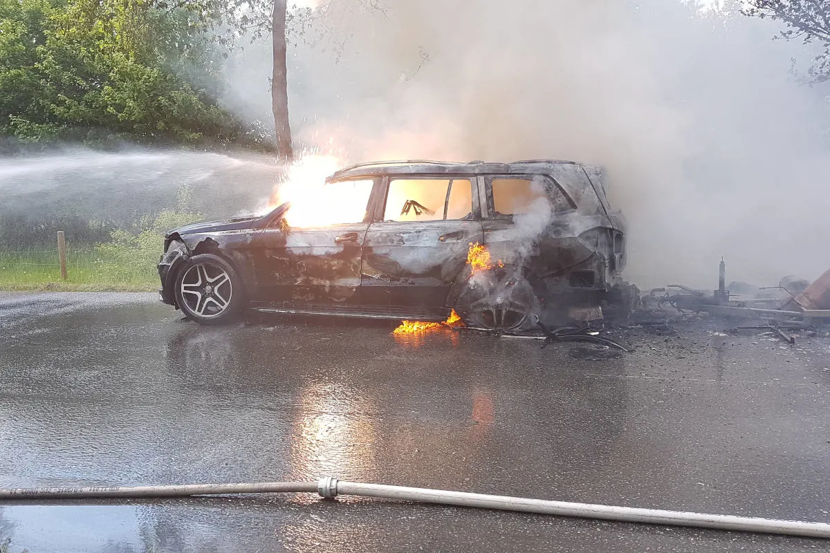 Rendsburg – Wohnwagengespann in Feuer aufgegangen